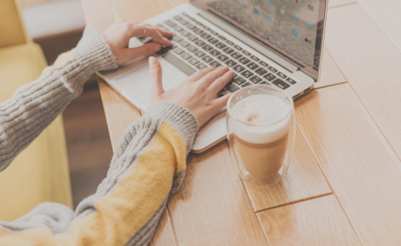 Participant consultant ses notes financières pendant un atelier pratique